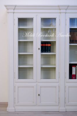 Libreria in stile classico  finitura colore bianco anticato con ante chiuse e ante a vetro da soggiorno o studio